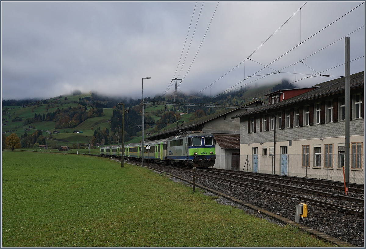 Die BLS Re 4/4 II 501 erreicht mit ihrem RE nach Spiez den Bahnhof von Boltigen.


22. Okt. 2019