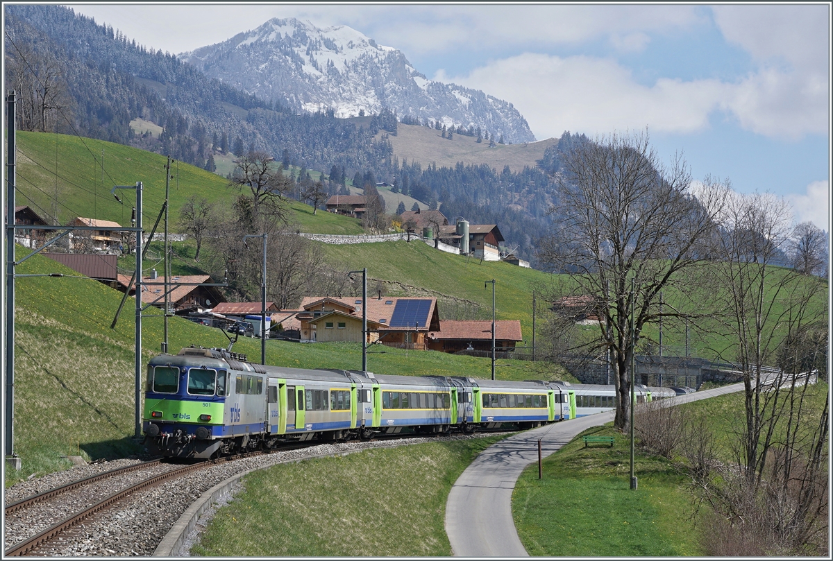 Die BLS Re 4/4 II 501 mit einem RE von Zweisimmen nach Interlaken bei Enge im Simmental. 

14. April 2021
