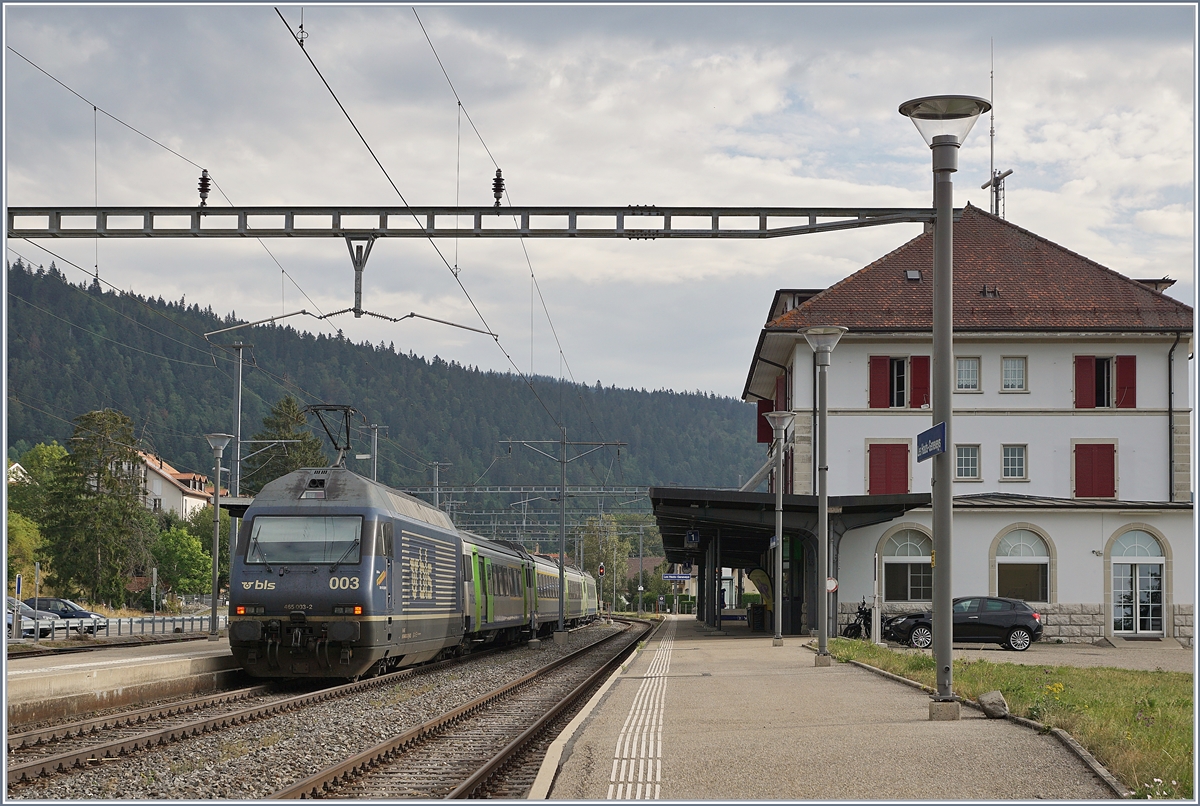 Die BLS Re 465 003 wartet in Les Hauts-Geneveys auf die Abfahrt nach La Chaux-de Fonds.

12. Aug. 2020