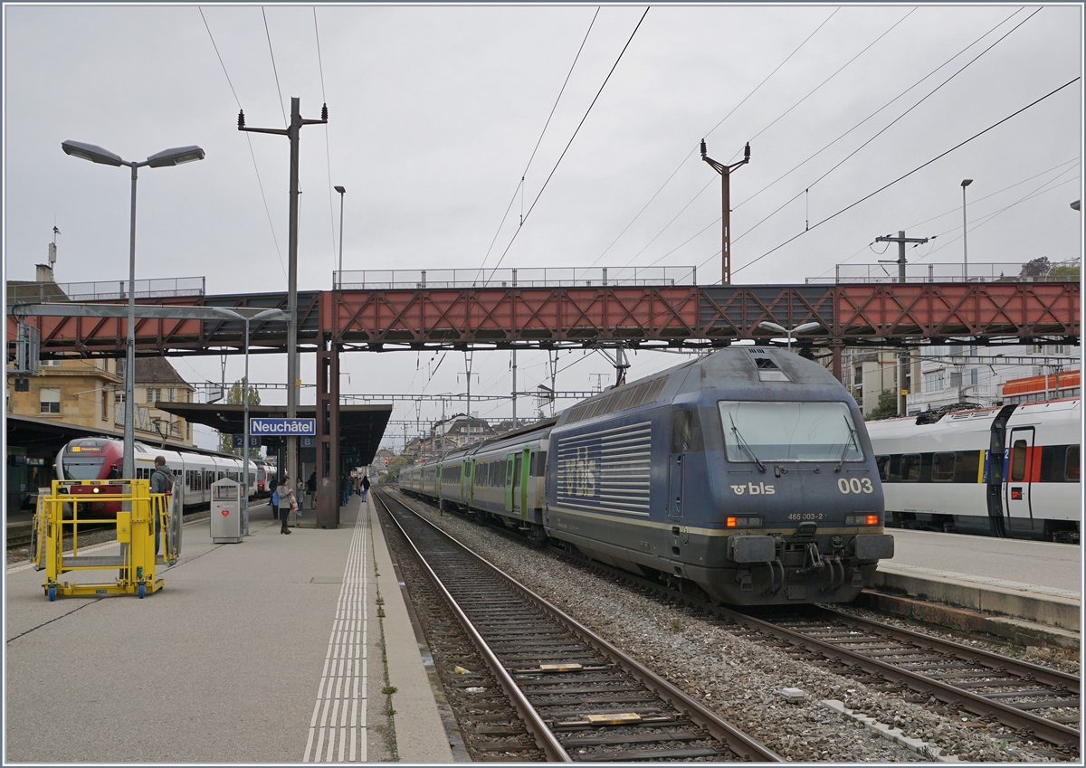 Die BLS Re 465 003 ist mit ihrem EW III RE auf dem Weg von Bern nach La Chaux de Fond und konnte beim Halt in Neuchâtel fotografiert werden. 

29. Okt. 2019