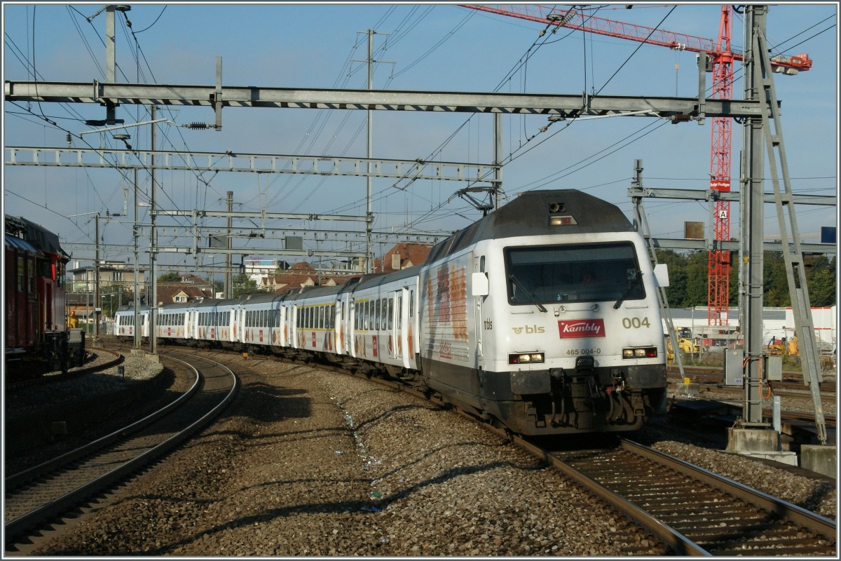 Die BLS Re 465 004-0 mit dem  Kambliy-Zug auf dem Weg von Bern nach Luzern bei der Durchfahrt in Bern Wankdorf.
5. Okt. 2012 