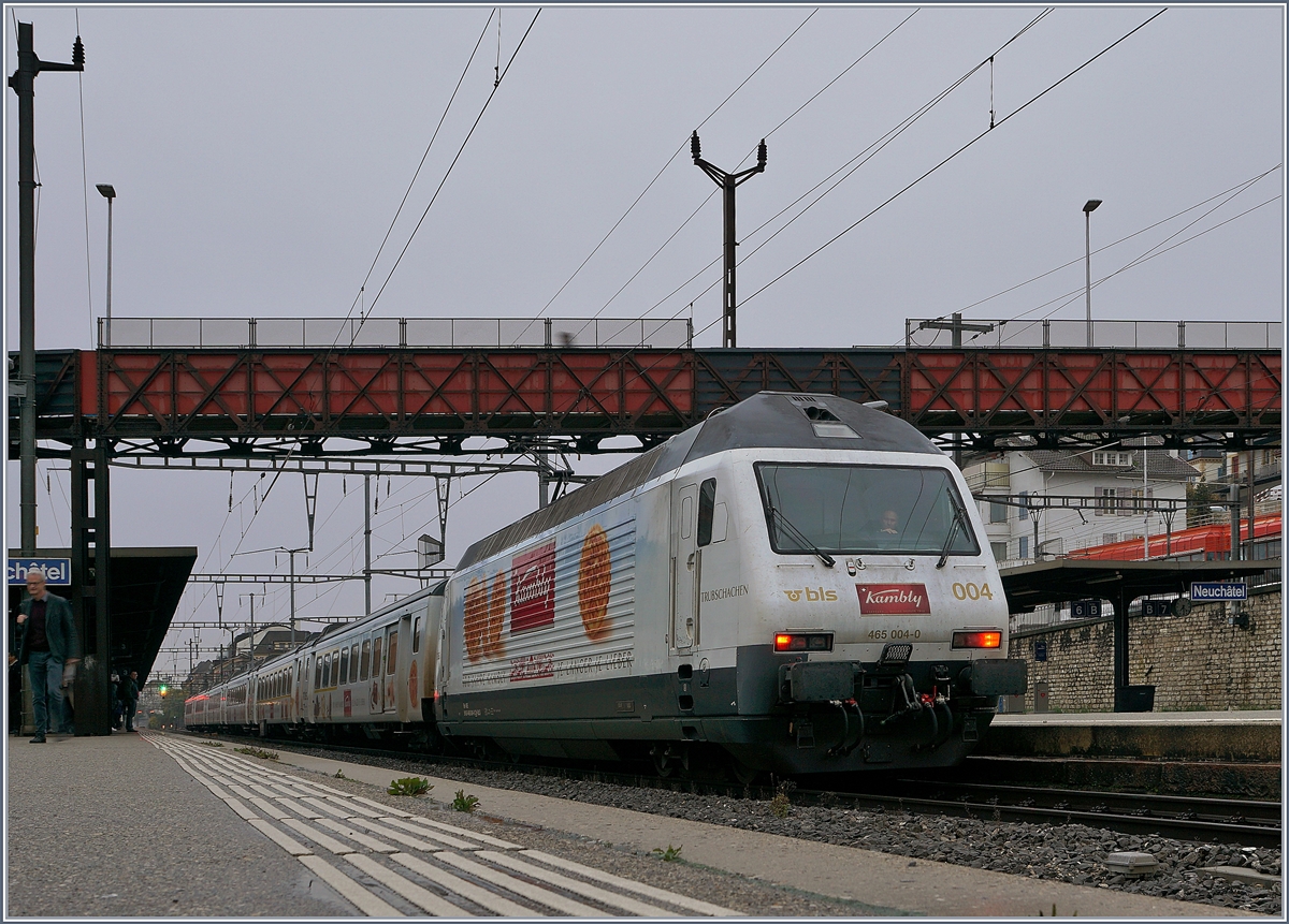 Die BLS Re 465 004-0 mit ihrem  Kambly -Zug auf der Fahrt nach La Chaux-de-Fonds beim Halt in Neuchâtel. 

29. Okt. 2019