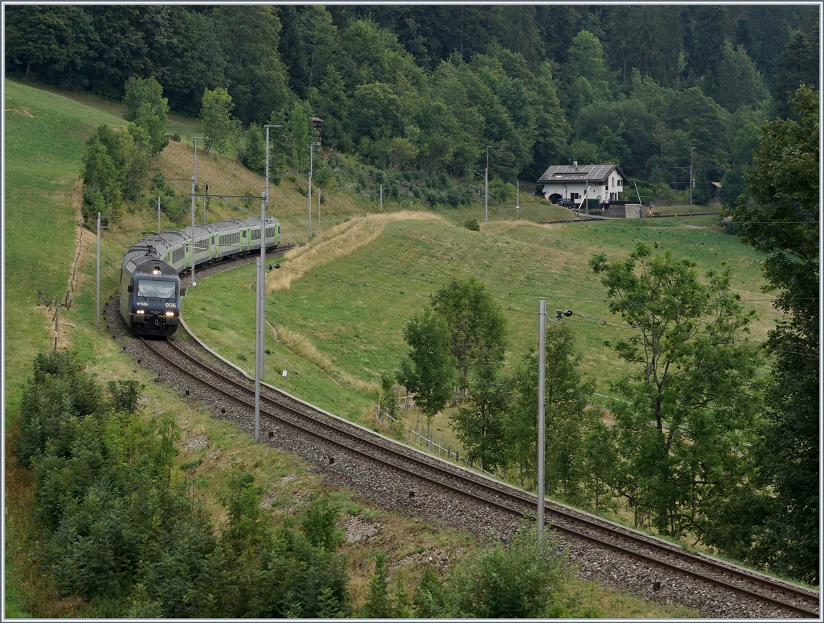Die BLS Re 465 006 ist mit ihrem RE nach Bern kurz vor Les Hauts-Geneveys unterwegs.

12. Aug. 2020