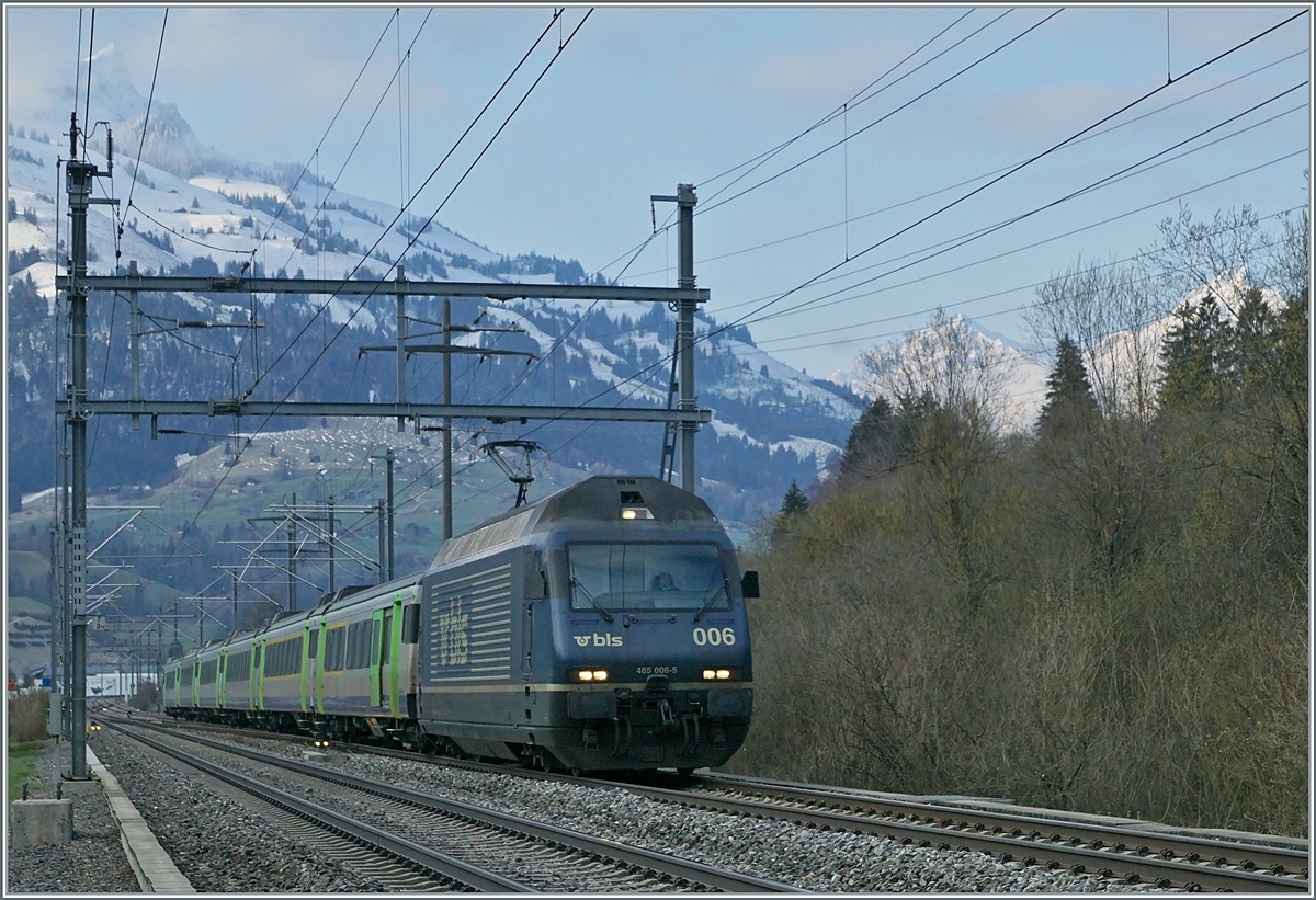 Die BLS Re 465 006 erreicht mit ihrem aus EW III Wagen formierten Regionalzug von Frutigen nach Spiez den Bahnhof von Mlenen. 

14. April 2021