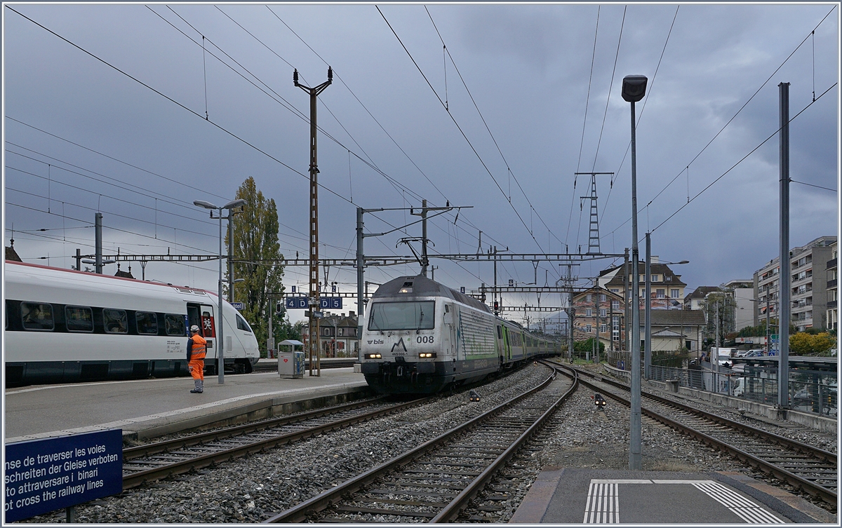 Die BLS Re 465 008-1 mit ihrem RE nach Bern bei der Bereitstellung in Neuchâtel. 

05. Nov. 2019
