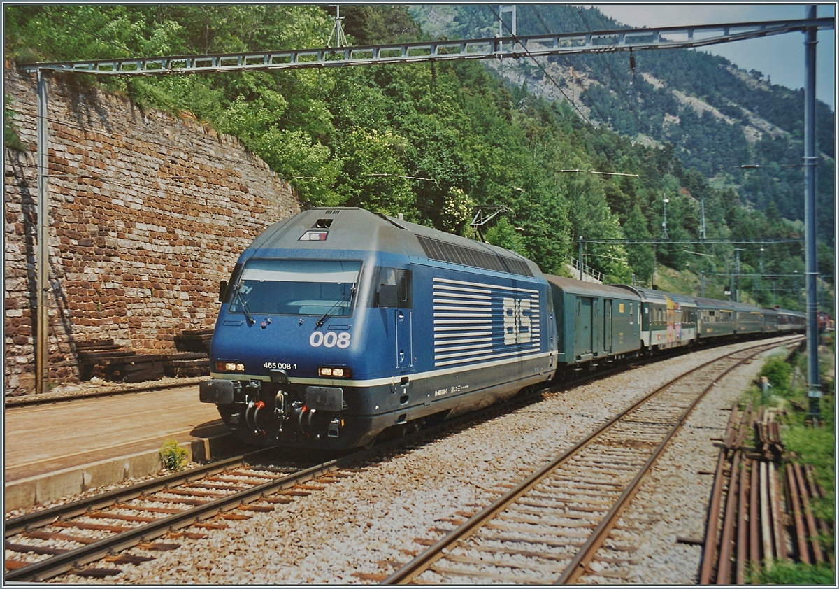 Die BLS Re 465 008-1 ist mit einem IC bei Hohtenn auf der Fahrt in Richtung Bern. 

Analogbild vom Juni 1996
