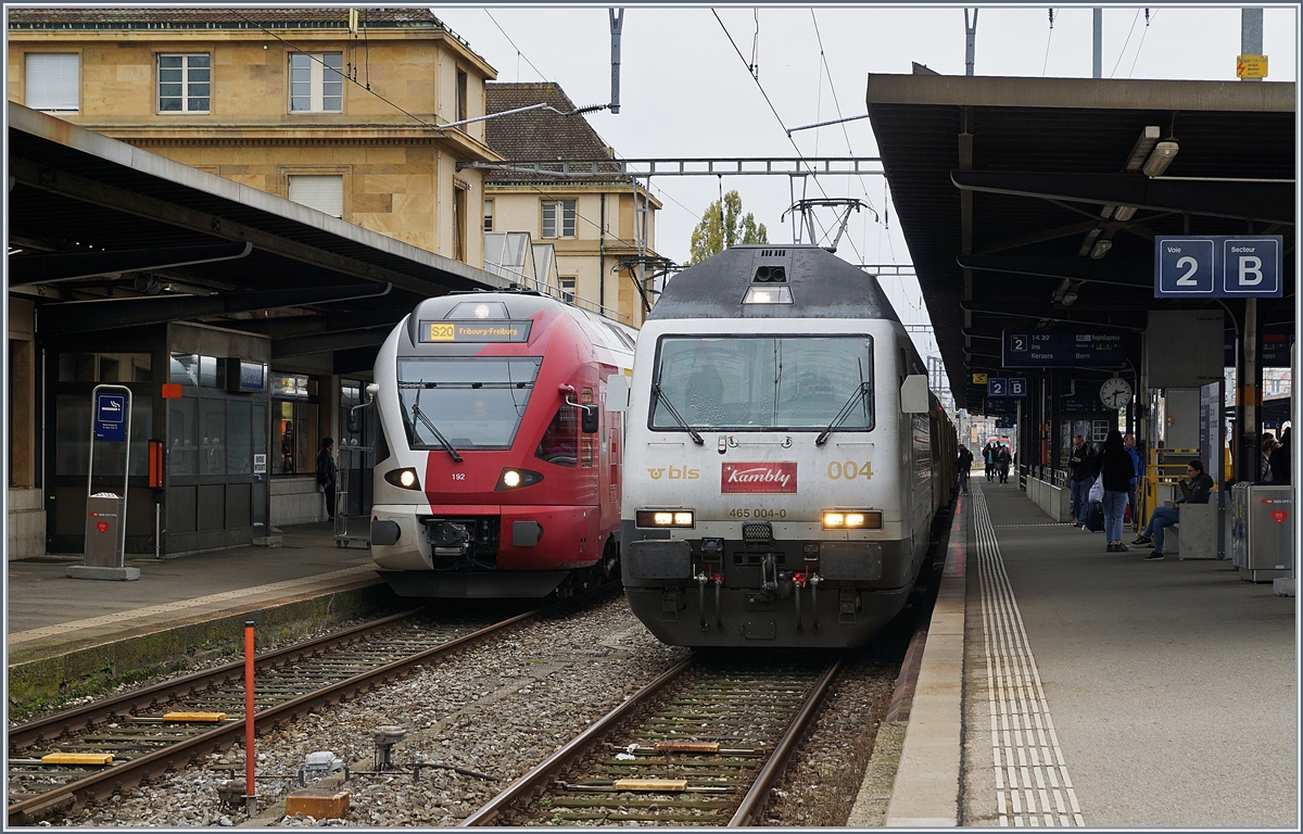 Die BLS Re 465  Kambly  mit ihrem passenden Zug und ein TPF Flirt in Neuchatel. 

29. Okt. 2019