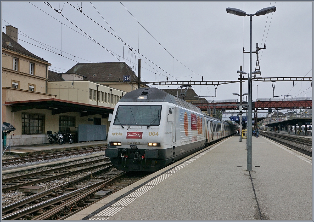 Die BLS Re 465  Kambly  mit ihrem passenden Zug in Neuchatel.

29. Okt. 2019