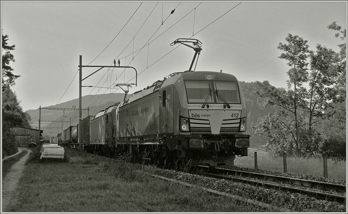 Die BLS Re 475 412 und eine Weiter mit eim Güterzug auf der  Alten Hauenstein Linie  bei Sommerau. 

18. Juli 2018