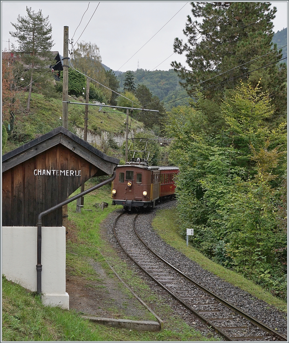 Die BOB HGe 3/3 29 erreicht mit ihrem Zug nach Blonay den Halt Chantemerle. 

1. Okt. 2022