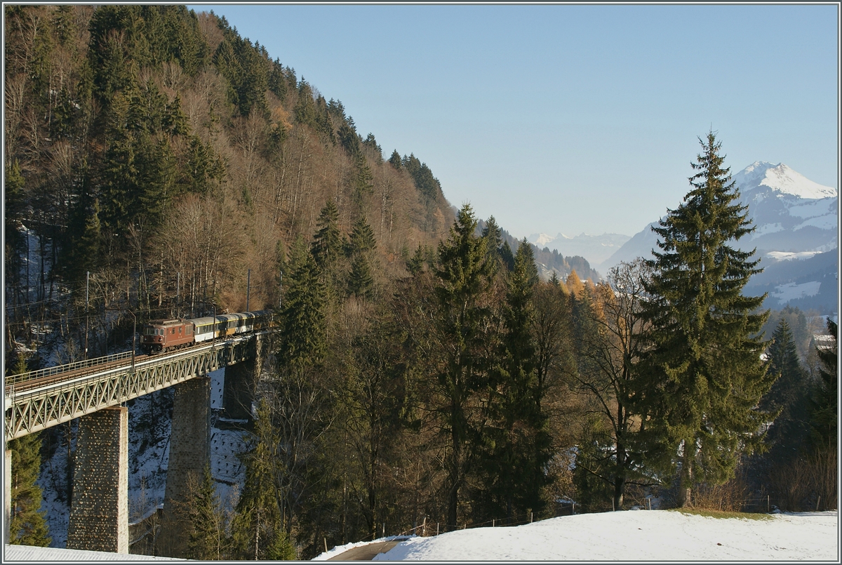 Die Bunschenbachbrücke bei Weisenburg mit einem BLS GoldenPass RE mit einer BLS Re 4/4 (Re 425) an der Spitze.

5. Dez. 2013