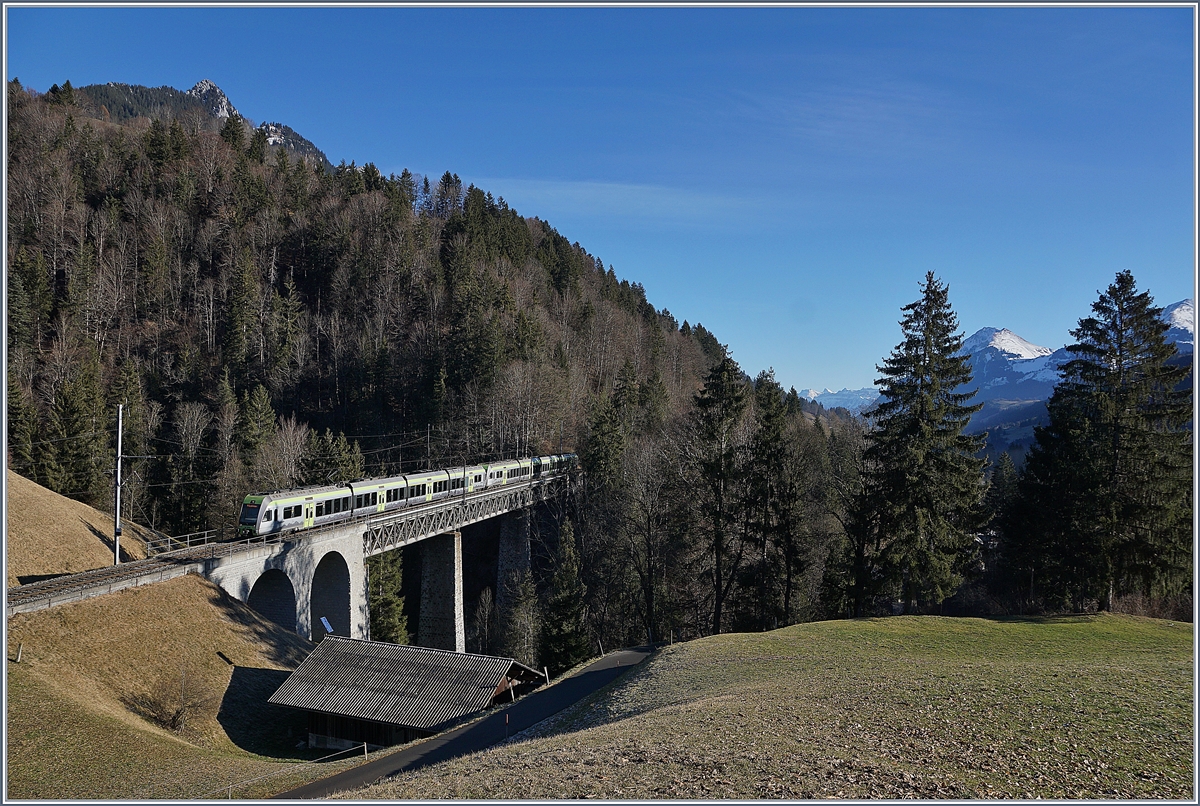 Die Bunschenbachbrücke bei Weisenburg mit einem BLS RABe 535  Lötschberger . 

12.01.2020