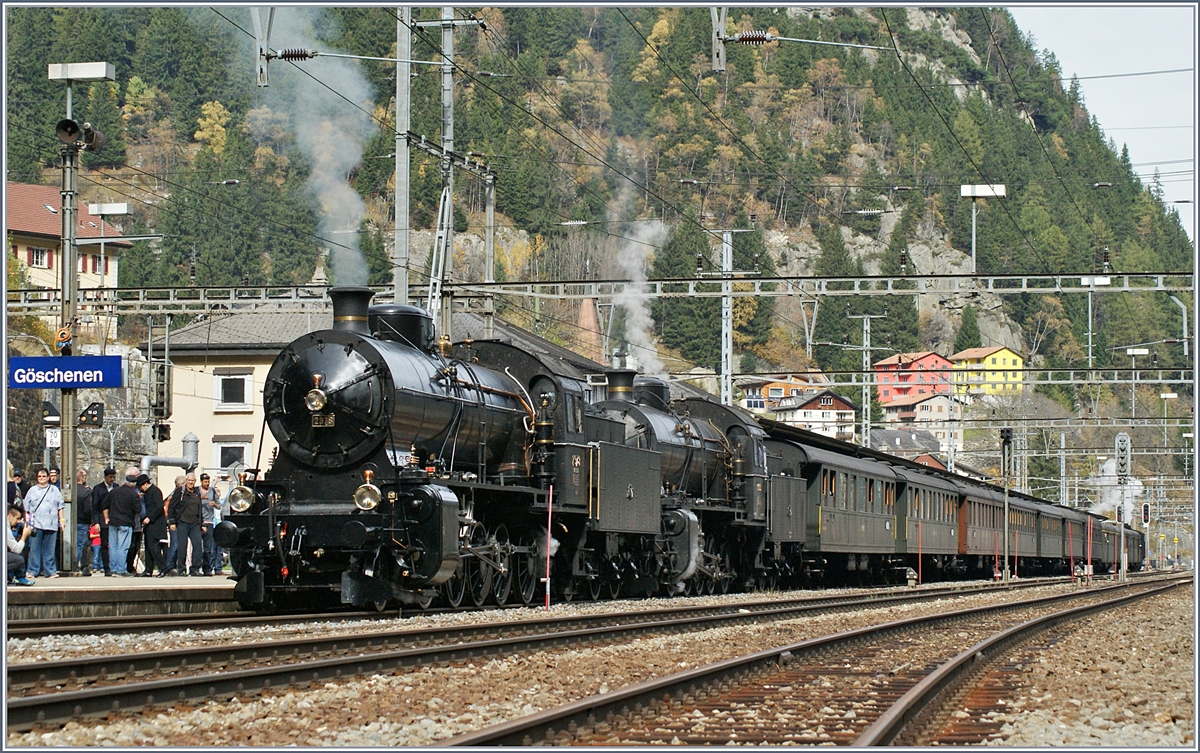 Die C 5/6 2978 und eine weitere warten in Göschenen mit ihrem Dampfextrazug auf die Weiterfahrt nach Bellinzona. 

21. Oktober 2017