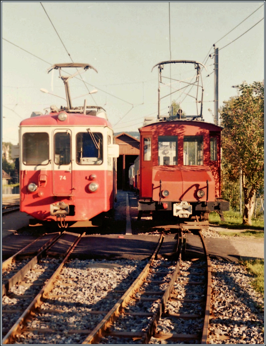 Die CEV BDeh 2/4 N° 74 und Te 82 warten in Blonay auf ihre nächsten Einsätze. 

Analog Bild vom August 1985

