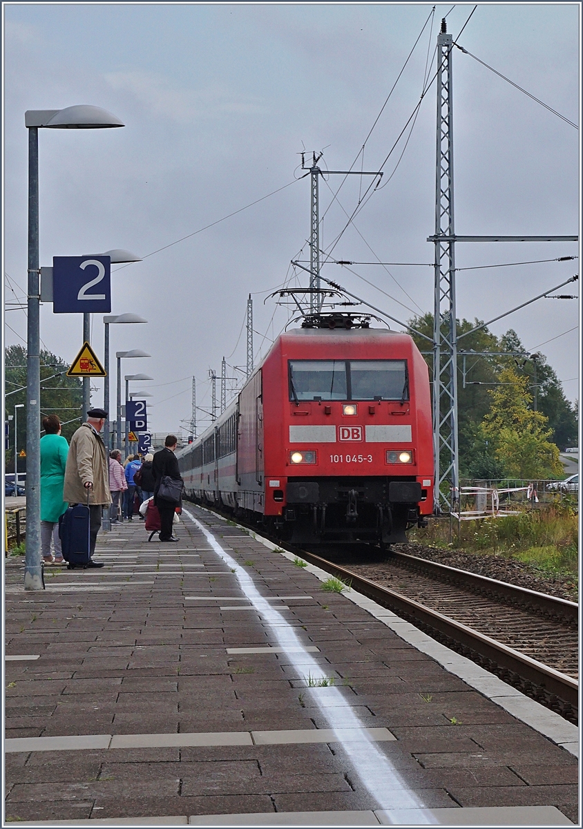 Die DB 101 045-3 erreicht mit ihrem IC Ribnitz Dammgarten West.
26. Sept. 2017