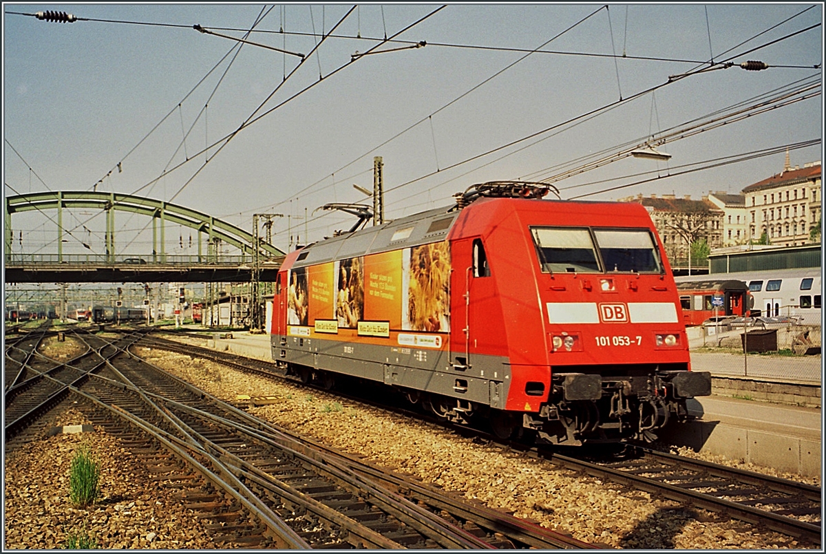 Die DB 101 053-7 rangiert in Wien Westbahnhof.

Analogbild vom 1. Mai 2001