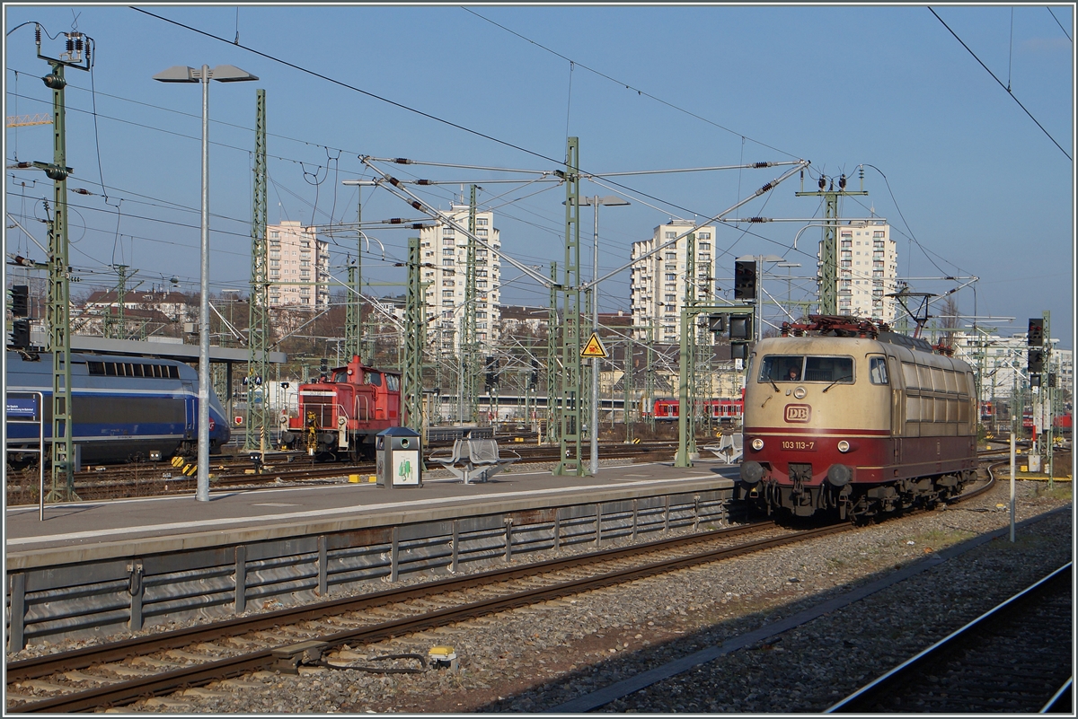 Die DB 103 113-7 in Stuttgart Hbf wird den EC nach Innsbruck übernehmen. 
28. Nov. 2014