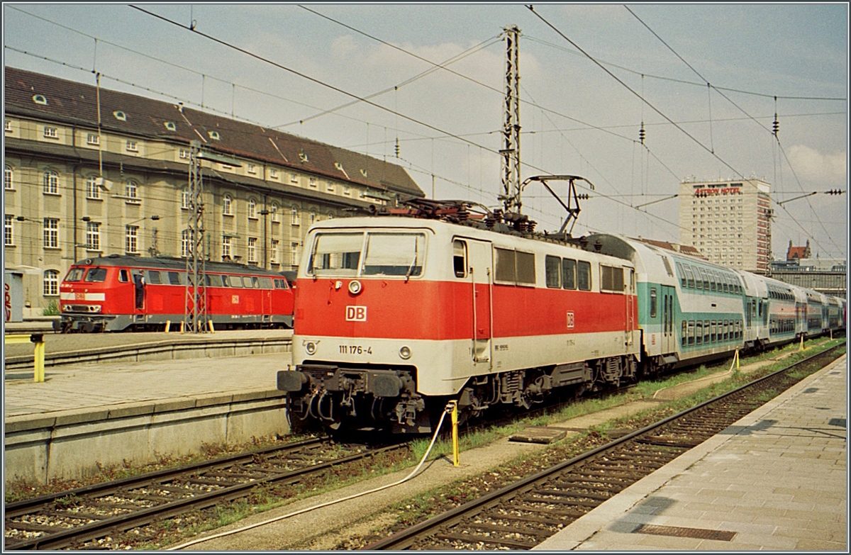 Die DB  111 176-4 wartet in München HBF mit einem Doppelstockzug auf die Abfahrt. 

Analogbild vom 4. Mai 2001
