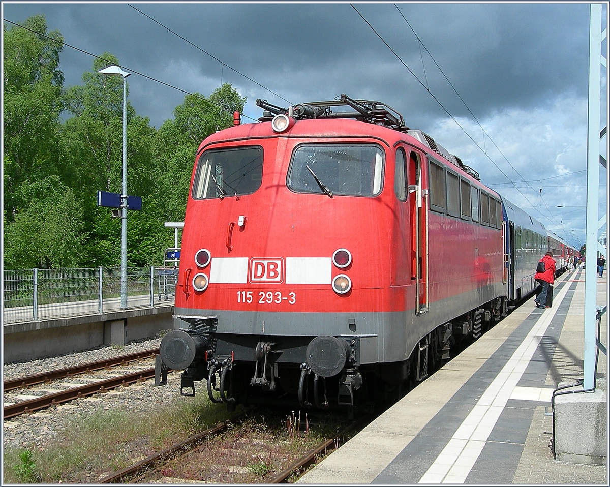 Die DB 115 293-3 ist mit ihrem CNL/NZ von Zèrich/München in Binz eingetroffen.
26. Mai 2006