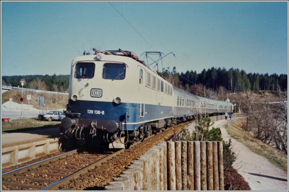 Die DB 139 136-6 erreicht mit einem Nahverkehrszug von Seebrugg nach Freiburg den Halt Schluchsee. 

Analogbild vom April 1988