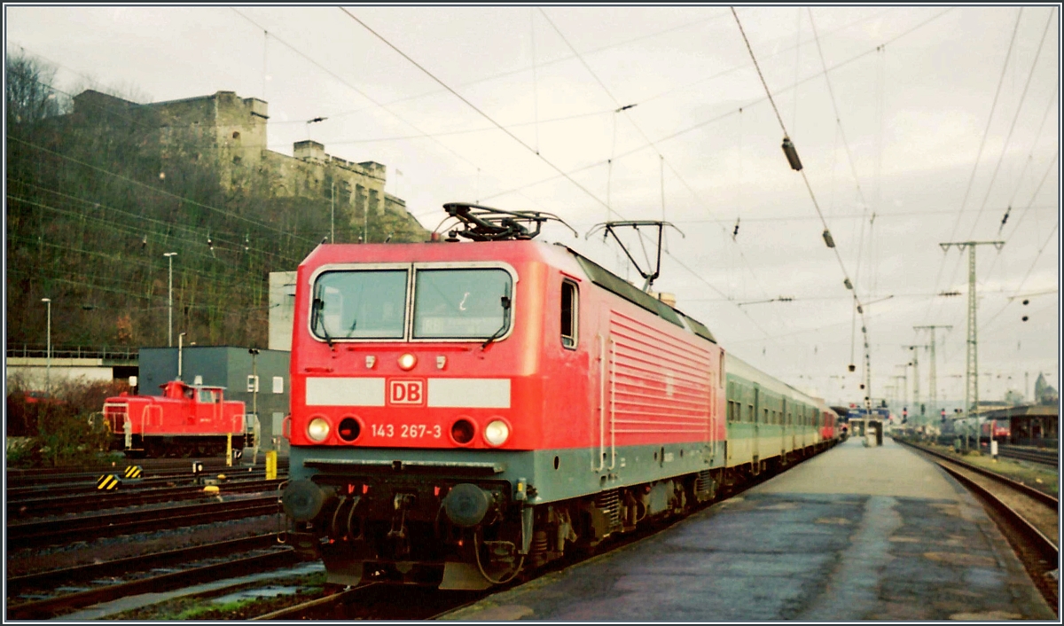 Die DB 143 267-3 steht mit einem Nahverkehrszug in Koblenz.
13. Mai 1998