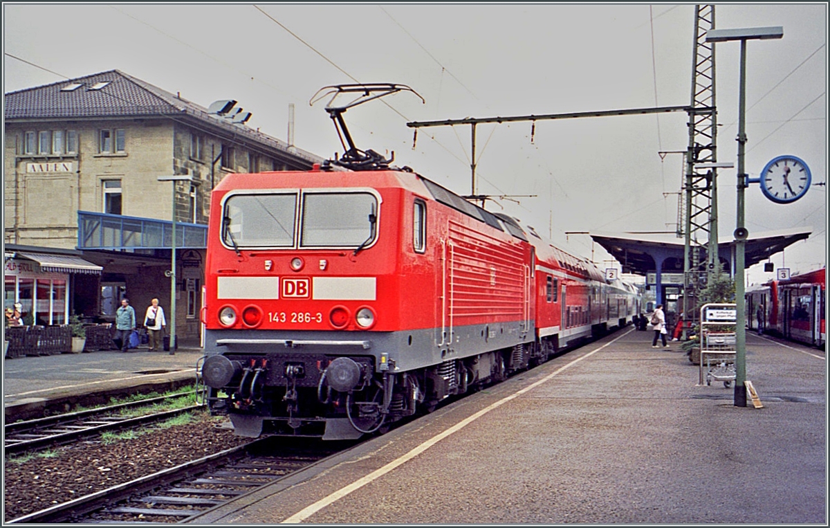 Die DB 143 steht mit einem Doppelstockzug in Aalen. 

Analogbild vom April 2001