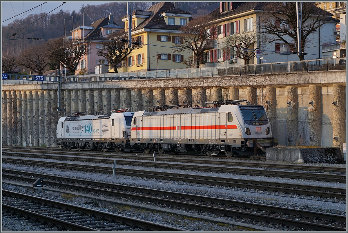 Die DB 147 560-7 (UIC 91 80 6147 560-7D-DB) und die Siemens 193 790-4 (UIC 91 80 6193 790-4 D-SIEAG stehen in Spiez.

14. April 2021