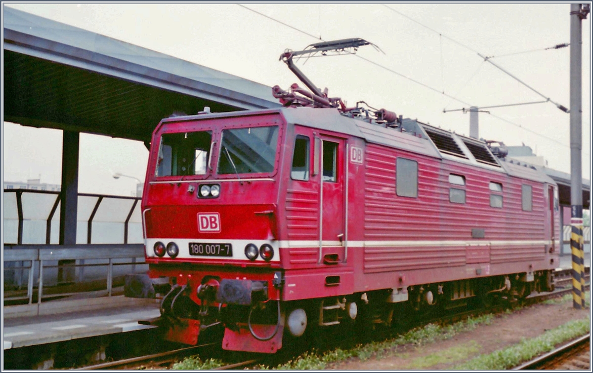 Die DB 180 007-7 in Praha Holesovice. Die Lok brachte den Nachschnellzug  Csarda  Malmö - Budapest nach Praha, wo der Zug nun von einer CD Lok übernommen wird.

12. Mai 1995
