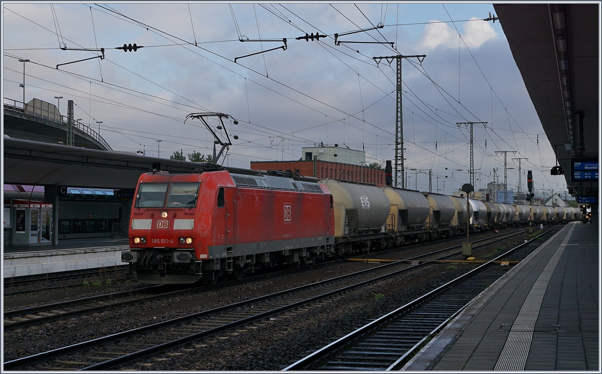 Die DB 185 11-4 erreicht mit einem Güterzug Koblenz Hbf.
3. Okt. 2017