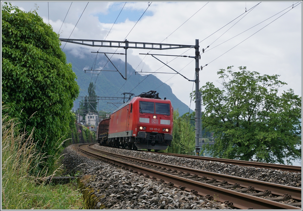 Die DB 185 125-2 mit dem Novelis Güterzug Sierre - Göttigen kurz nach Villeneuve. 

8. Juni 2021
