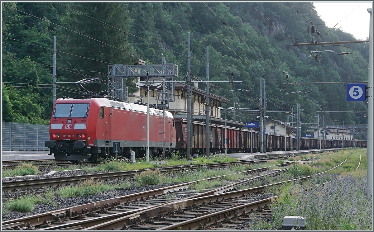 Die DB 185 133-6, 140-1 und 185 101-3 sind mit ihrem Tonerdezug in Iselle di Trasquera in Richtung Domo II unterwegs. 

Ein kleines Detail am Rande, welches mein Sicherheitsgefühl erheblich stört: 
Das Schlusssignal am letzen Wagen, obwohl dieser mit der nachschiebenden 185 101-3 fest verbunden ist.

21. Juli 2021