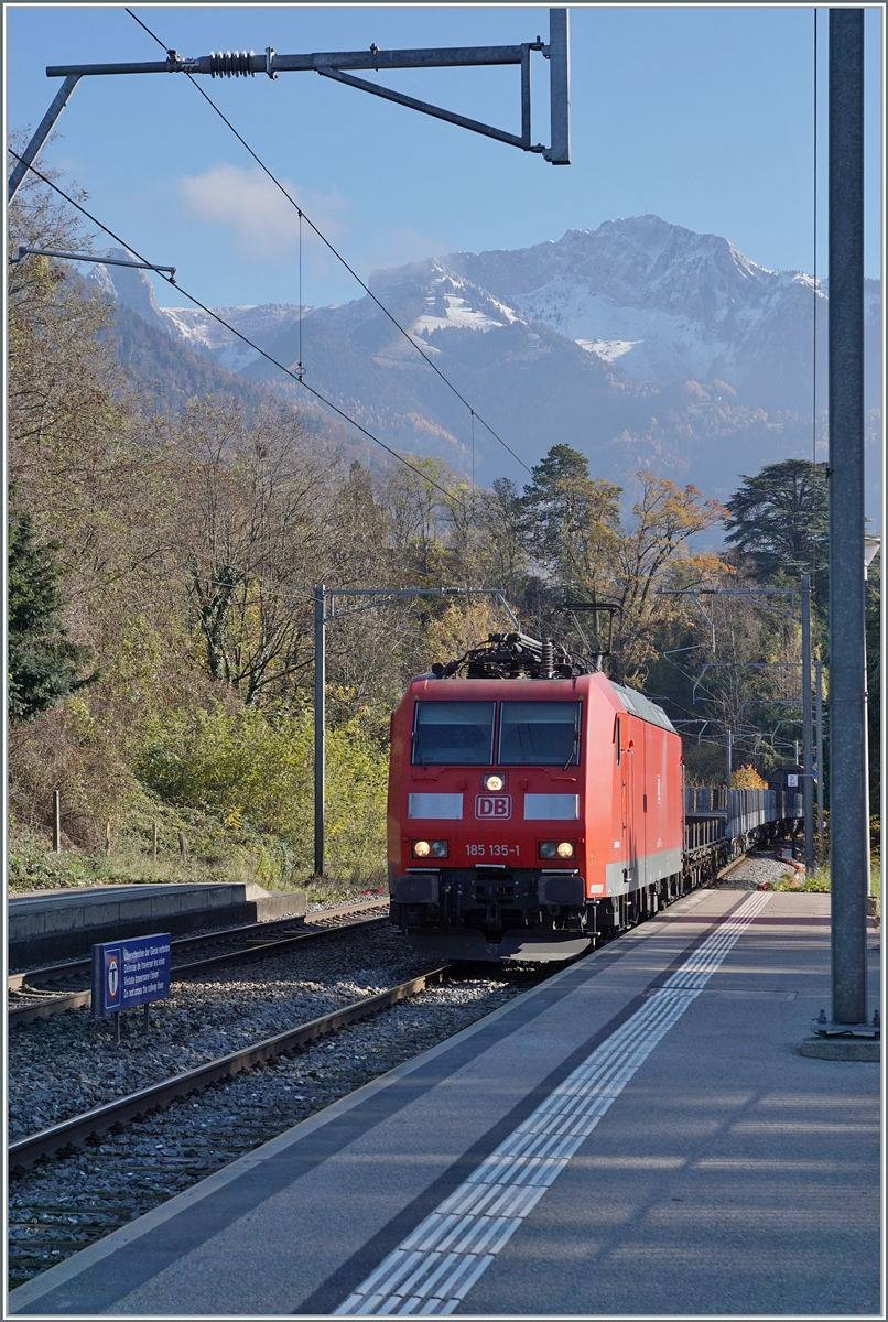 Die DB 185 ist mir dem  Novelis  Güterzug Sierre - Göttingen in Burier vor der Kulisse des Rochers de Naye unterwegs. 

23. Nov. 2023