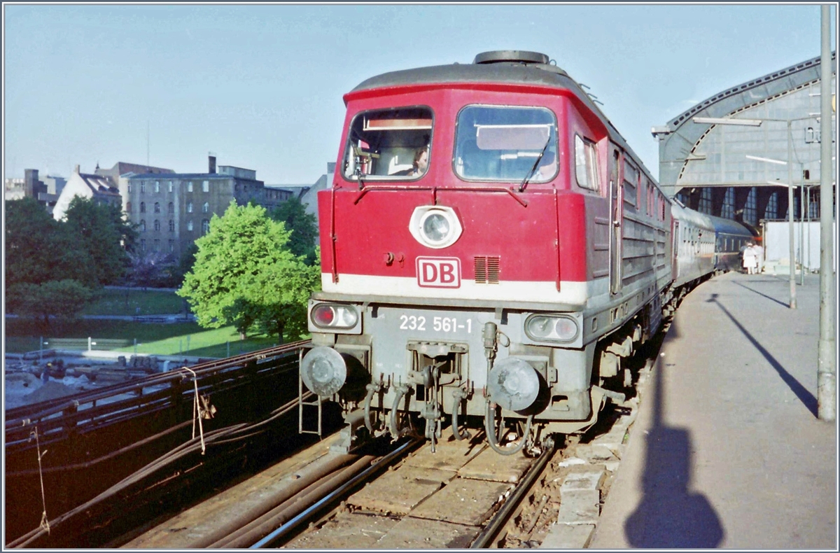 Die DB 232 561-1 ist im damals noch Fahrdrahtlosen Bahnhof Berlin Friedrichsstrasse mit einem Nachtschnellzug eingetroffen.
Analog Bild vom 3. Mai 1994
