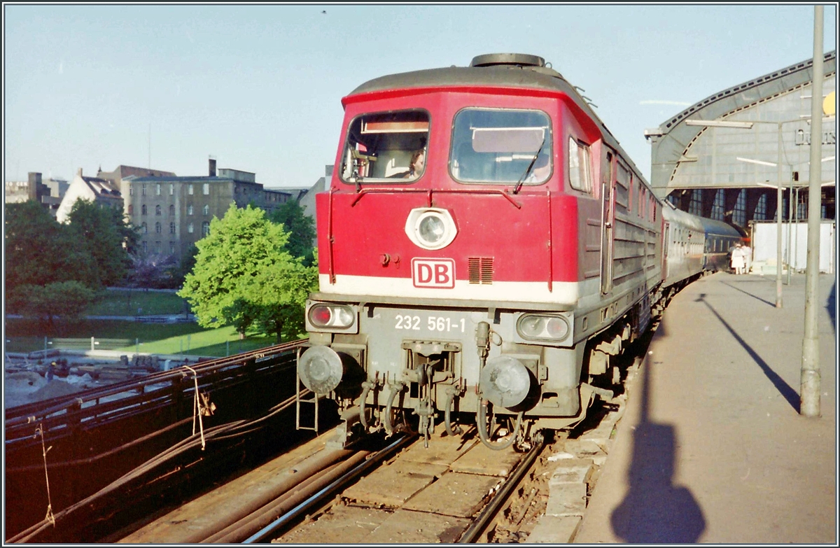 Die DB 232 561-1 mit einem Nachtschnellzug beim Halt in Berlin Friedrichstrasse. 

3. Mai 1994