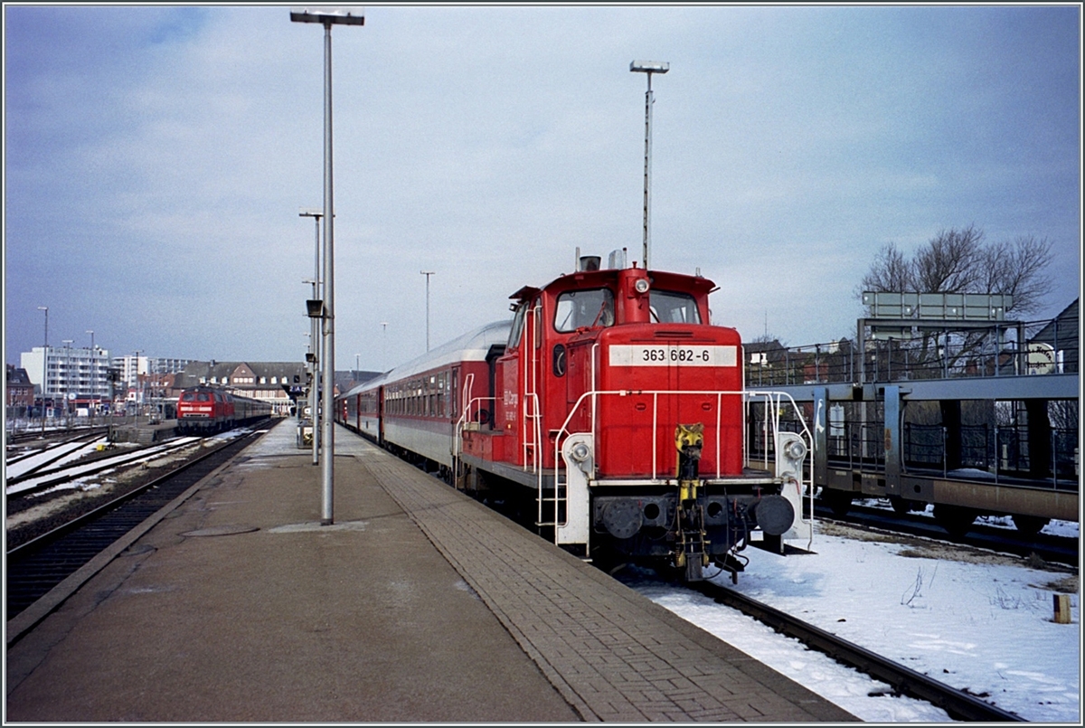 Die DB 363  682-6 rangiert in Westerland (Sylt) einen IC. 

Analogbild vom März 2001