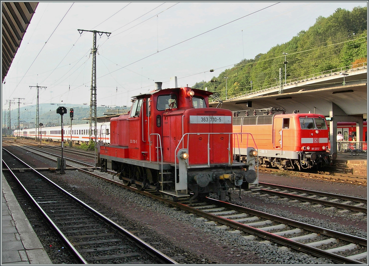 Die DB 363 710-5 in Koblenz, im Hinergrund die DB E 181 212-2 mit einem IC nach Luxembourg.
23. Sept. 2006