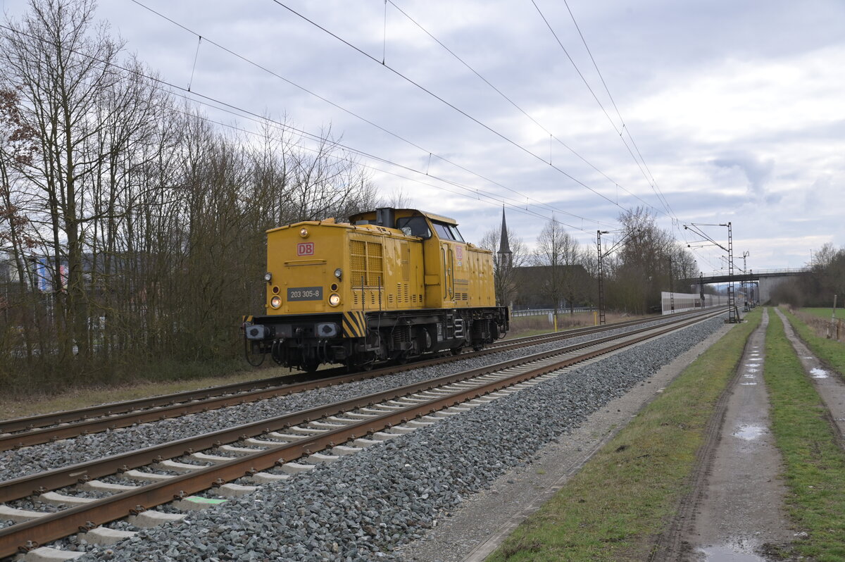 Die DB Bahnbaugruppen V100/203 305-8 kommt hir bei Thüngersheim LZ gen Karlstadt gefahren.17.2