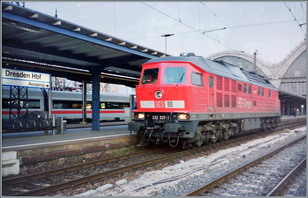 Die DB Cargo 232 537-1 in Dresden HBF. 

Analogbild vom 28. Februar 2000