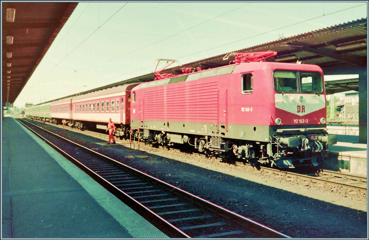 Die DR 112 143-8 mit einem Langstreckennachtschnellzug nach Villnius und Kiew in Berlin Lichtenberg. 

3. Mai 1994