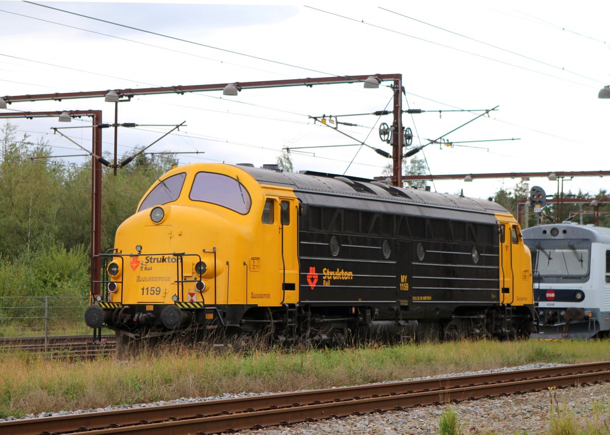Die ehemalige Museumslok DSB MY 1159 habe ich am 10.9.2019 in einer vollkommen neuen Lackierung im Md. Padborg gesehen. Sie gehört jetzt wohl den Firmen Strukton/Railservice