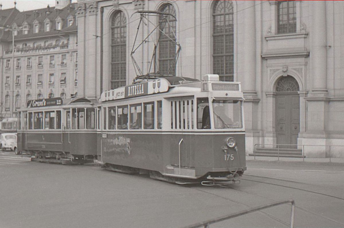 Die ehemalige Tramlinie 1 in Bern: Wagen 175 mit Anh�nger 204 neben der Heiliggeistkirche am Bahnhof. 21.September 1965 
