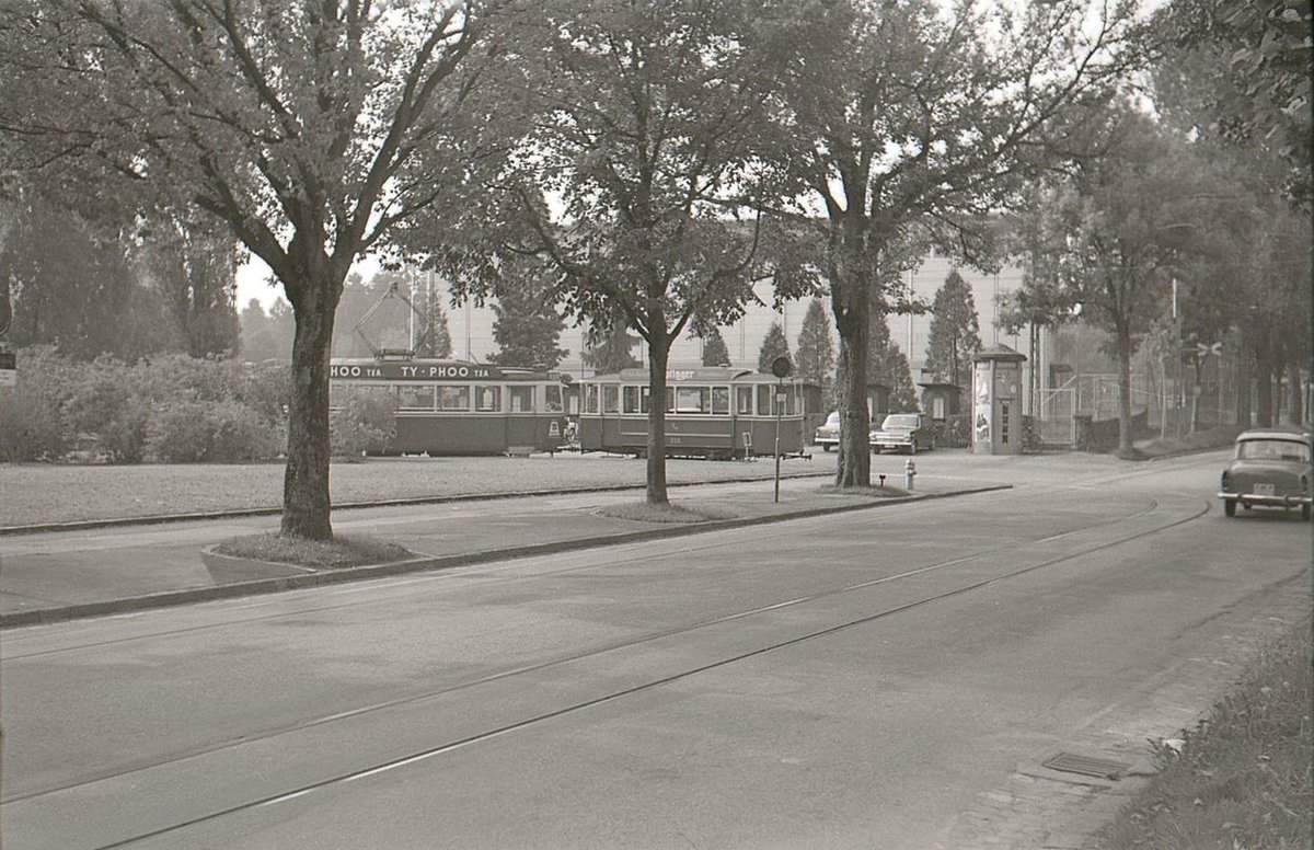 Die ehemalige Tramlinie 1 in Bern, Endstation Brückfeld: Noch ein Bild des Zuges 173-228. Auf der sichtbaren Gleisverlängerung stadtauswärts wurden keine Anhänger abgestellt; sie diente nur zum seltenen Abstellen von Wagen bei Sportveranstaltungen im nahen Sportzentrum Neufeld. 21.Sep. 1965 