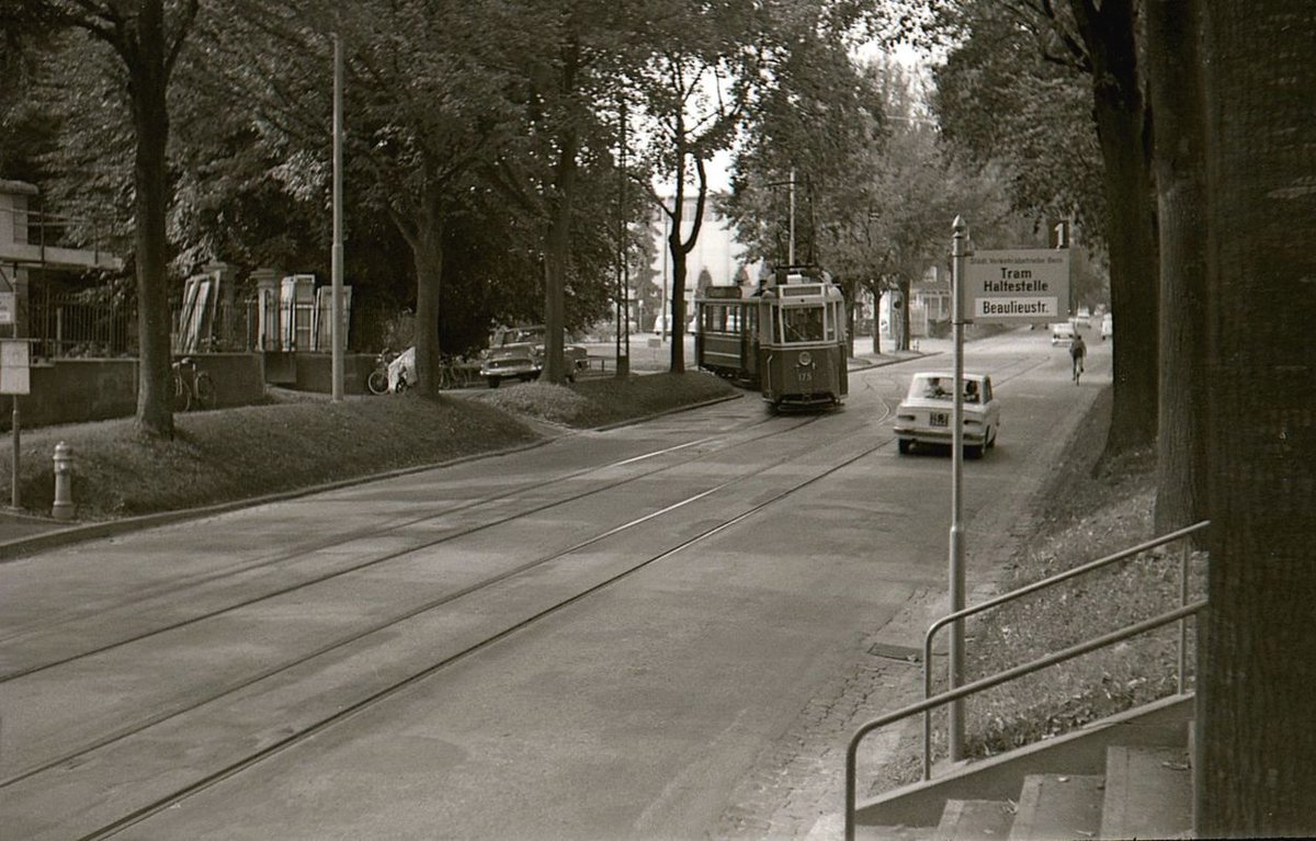 Die ehemalige Tramlinie 1 in Bern im Raum Br�ckfeld: Motorwagen 175 mit Anh�nger 204 kommt aus der Endschlaufe Br�ckfeld heraus und h�lt dann gerade an der Haltestelle Beaulieustrasse. 21.September 1965 