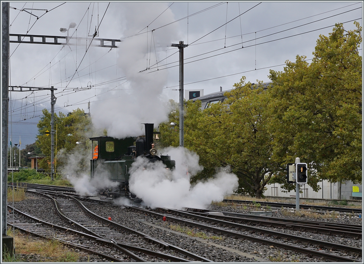 Die eigenwillig zusammengesetzte Komposition ergab dann in Vevey ein herliches  Kaisermanöver; im Bild die LEB G 3/3 N° 5 (Baujahr 1890) die sich dampfend in Bewegung setzt. 

27. September 2020