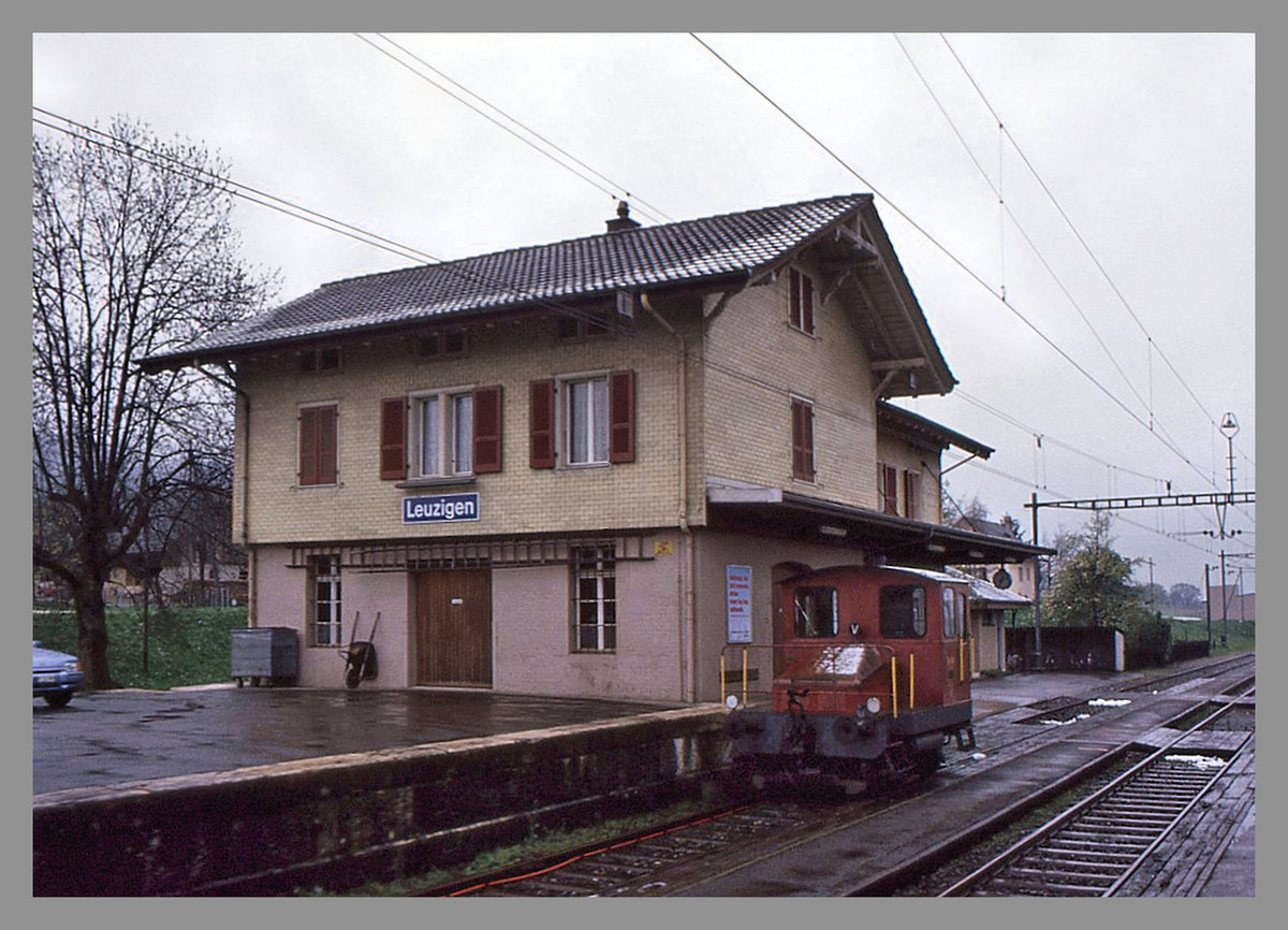 Die einstige Strecke Solothurn - Büren an der Aare - Lyss: Der Bahnhof Leuzigen mit seinem Traktor Tm I 500. 6.April 1994 