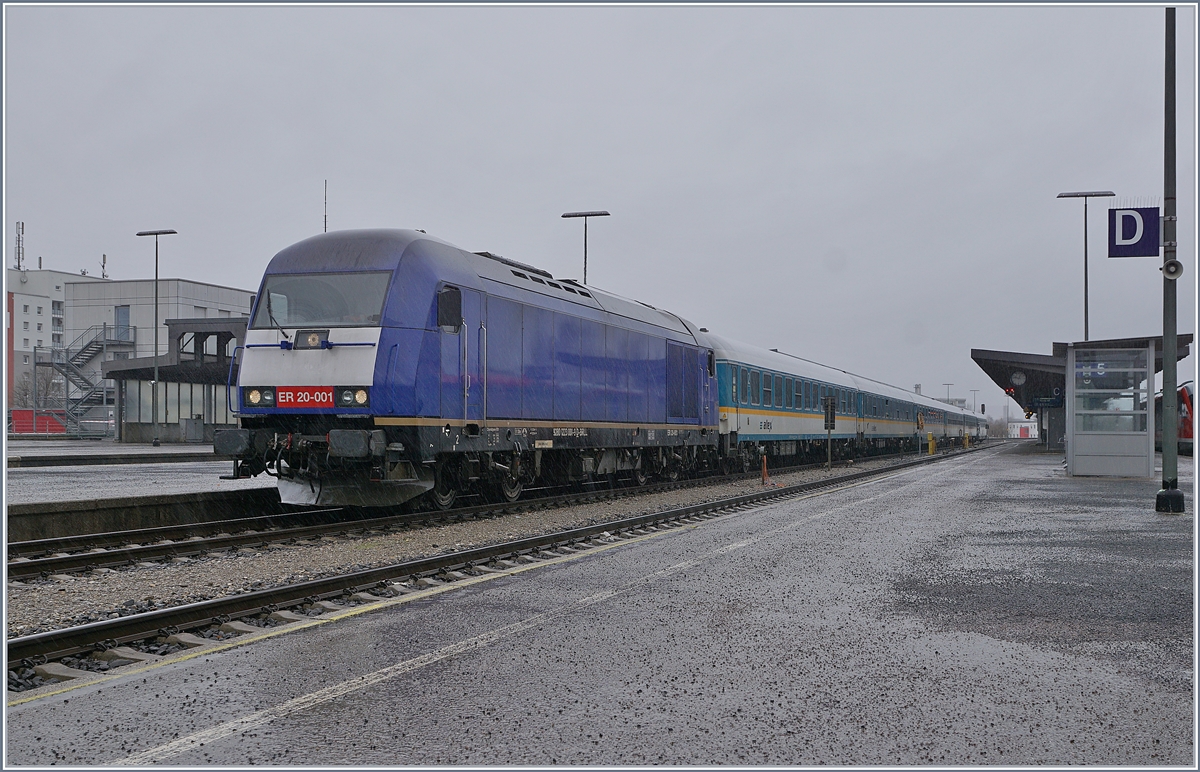 Die ER 20-001 (V 223) wartet mit einem Alex in Kempten auf die Abfahrt nach Lindau.


15. Mrz 2019