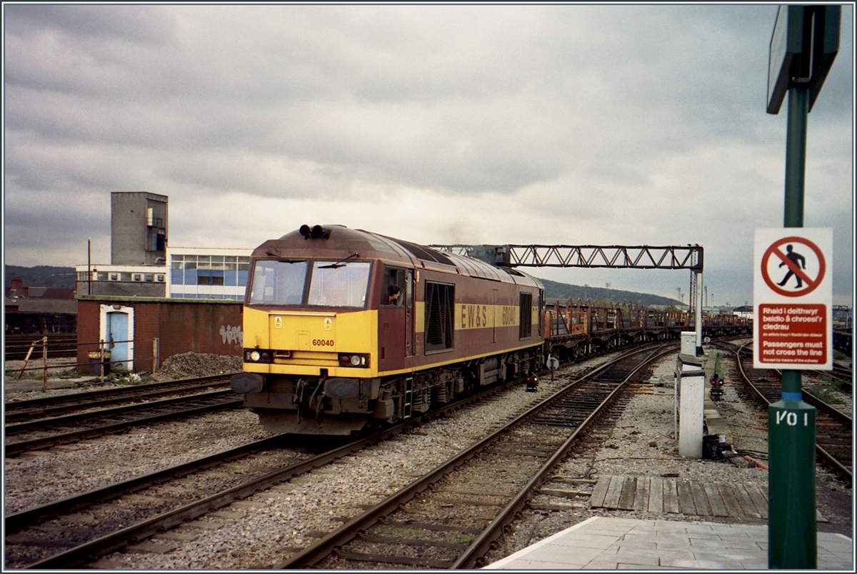 Die EW&S 60040 erreicht mit einem Güterzug den Bahnhof von Cardiff / Caerdydd.

ein Analog Bild vom November 2000