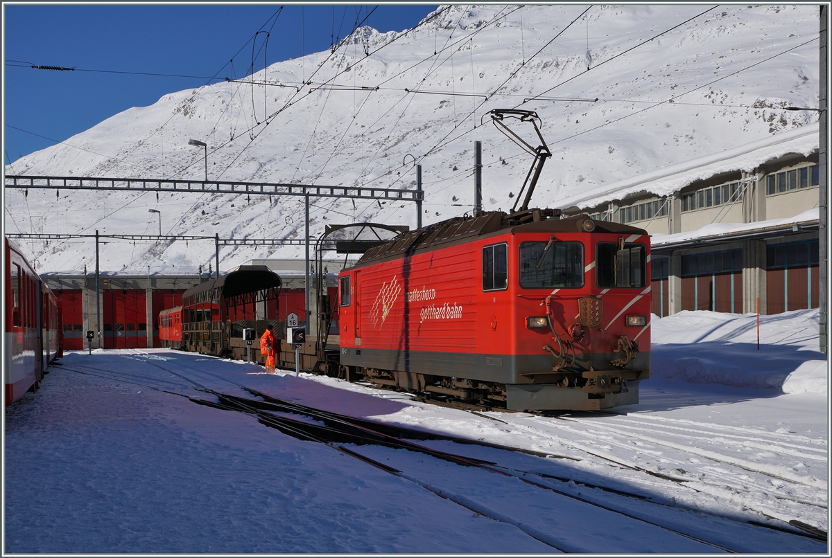 Die von der FO 1977 bestellte Ge 4/4 81  Wallis  in Andermatt beim Man�ver mit Auto Tunnel- Wagen.
11. Feb.- 2016