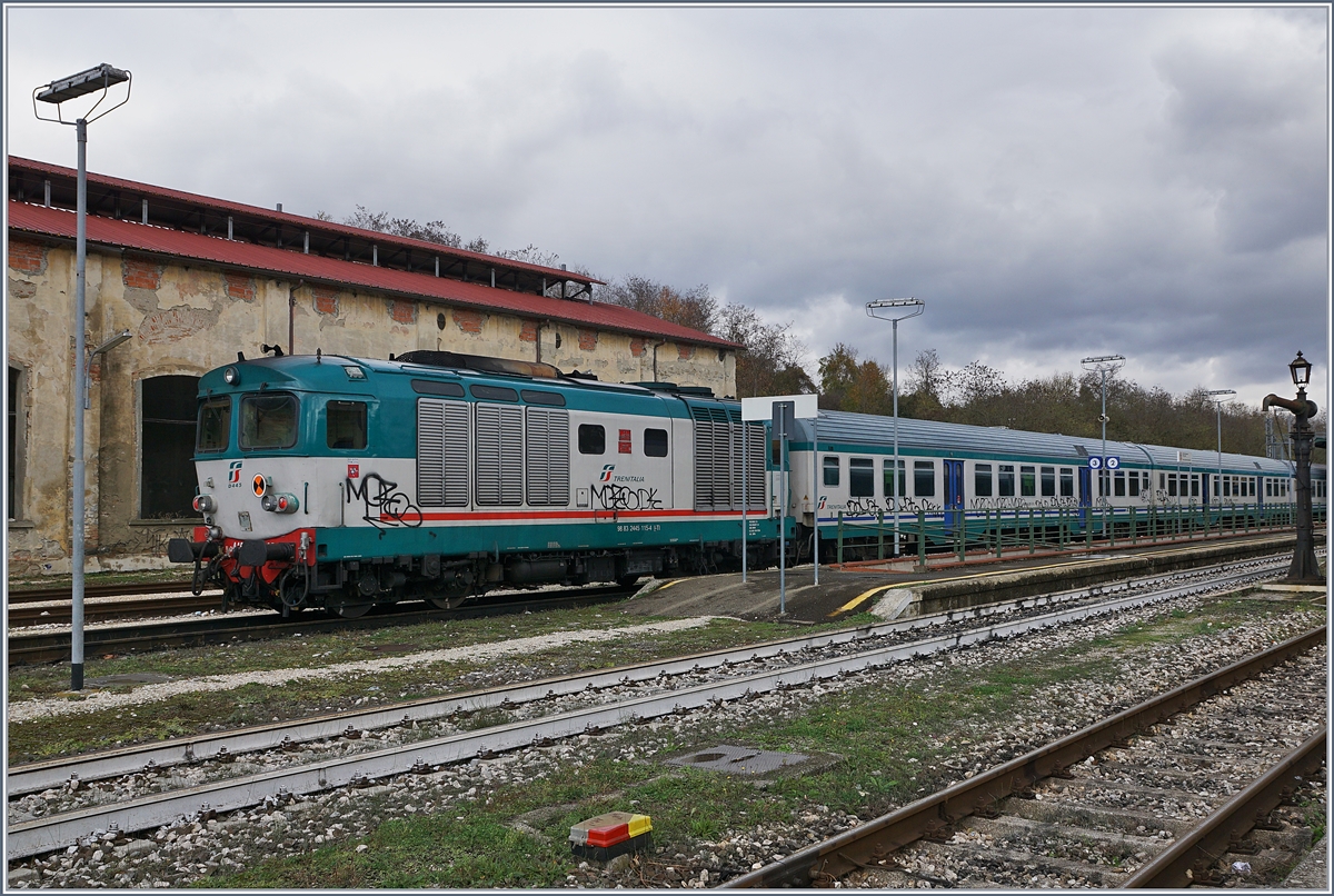 Die FS D 445 1115 steht mit einem Personenzug in Borgo San Lorenzo.

14. Nov. 2017