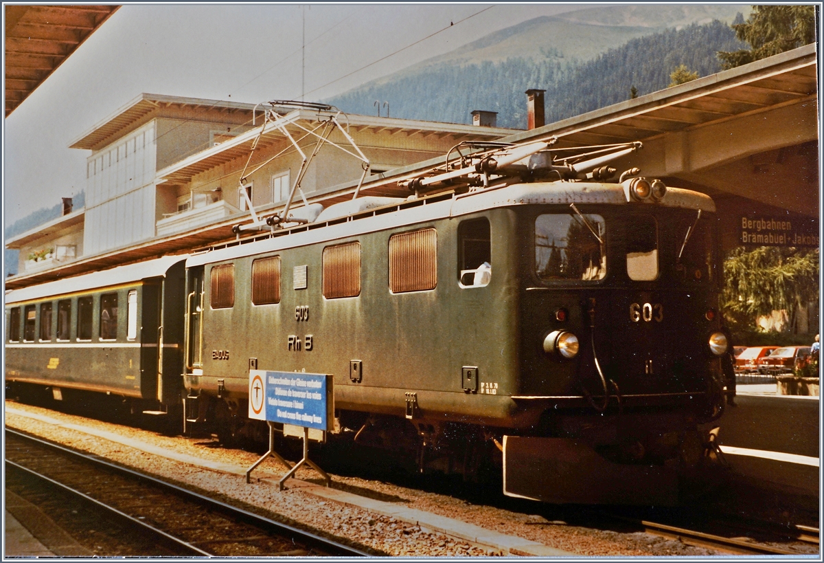 Die Ge 4/4 I 603 mit dem Schnellzug 44 nach Landquart kurz vor der Abfahrt in Davos Platz. 
20. Aug. 1984